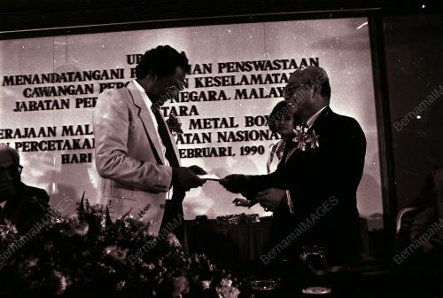 MENANDATANGANI PERJANJIAN