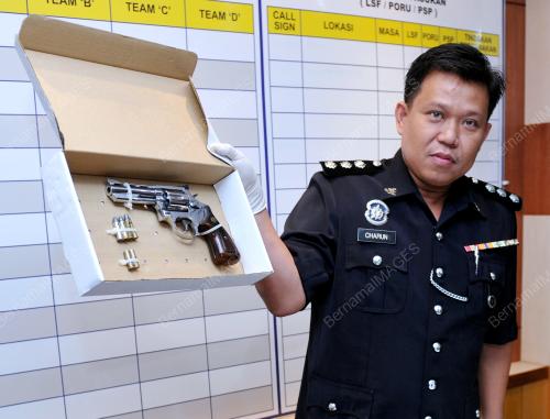 KL03_26102012_POLIS_PISTOL