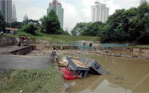 LORI KEMALANGAN