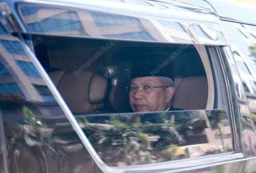 PIMPINAN PARTI MEMASUKI PERKARANGAN ISTANA