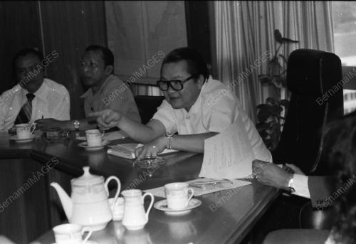 LEE SAN CHOON MEET TRANSPORT OPERATORS AT HIS OFFICE