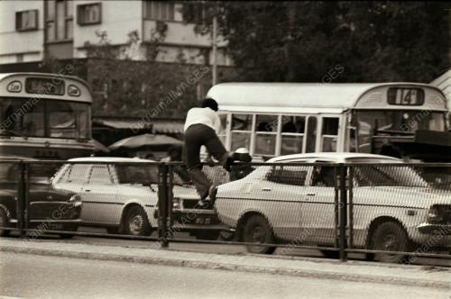 MELINTAS JALAN