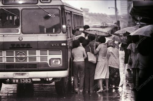 MENAIKI BAS