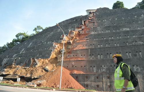 KL03_29122012_TANAH_RUNTUH