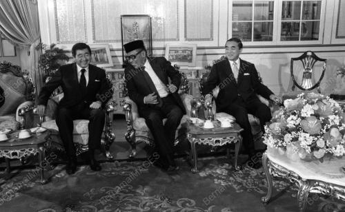 KL03_90583_NARASERU_MENGHADAP_AGONG_13012015