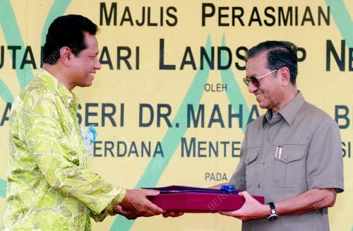 DR MAHATHIR MOHAMAD