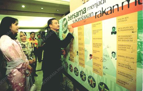 DATUK HISHAMMUDDIN TUN HUSSEIN TANDA TANGAN