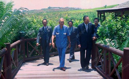 AGONG MELAWAT TAMAN WETLAND