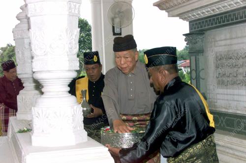 KL04-28_12_2000_AGONG_MAKAM_15012016