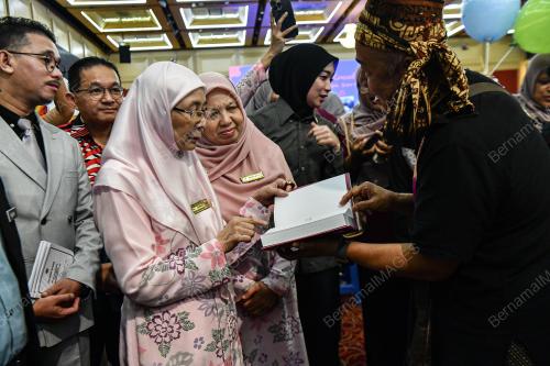 DATUK SERI DR WAN AZIZAH WAN ISMAIL