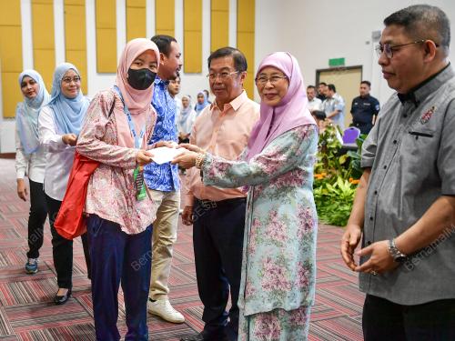 DATUK SERI DR WAN AZIZAH WAN ISMAIL