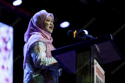 FADHLINA SIDEK