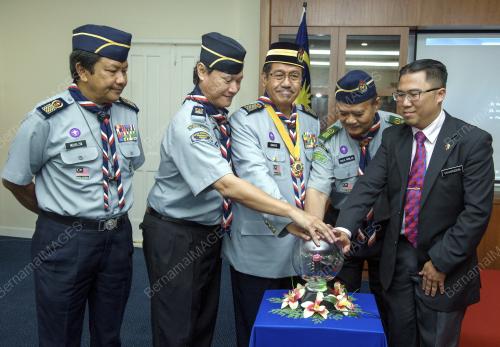 KL04_02032016_PENGAKAP