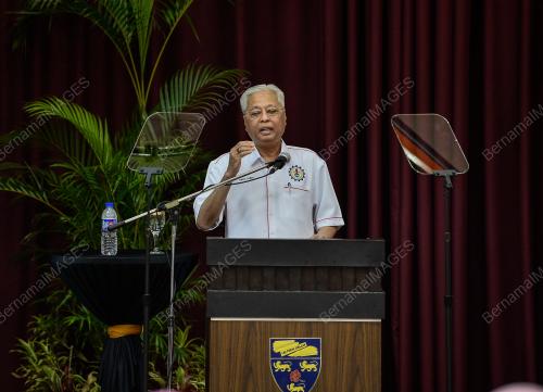 DATUK SERI ISMAIL SABRI YAAKOB