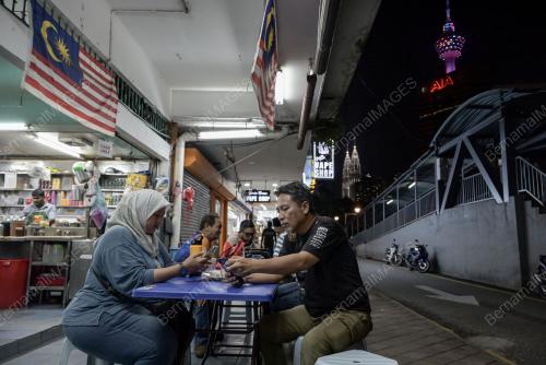 WARGA_BERSAHUR