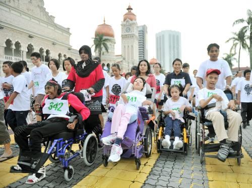 KL04_04112012_CHARITY_WALK