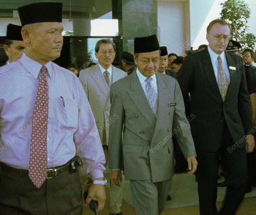 KL04_05022016_AGONG_MANGKAT1