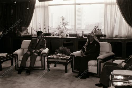 YASSER ARAFAT LAWAT PEJABAT PERDANA MENTERI