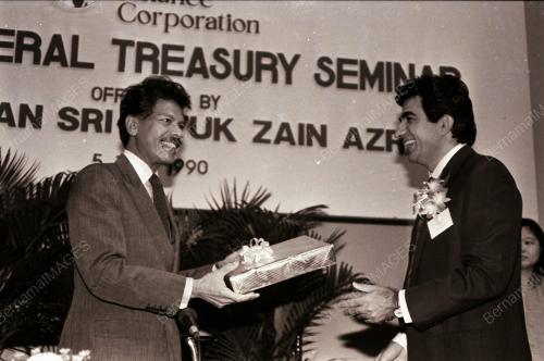 TAN SRI ZAIN AZRAAI ZAINAL ABIDIN