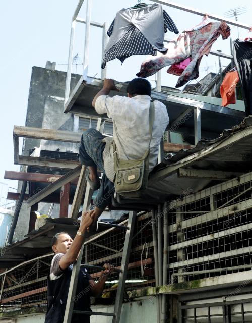 KL04_06012013_PENJAJA_WARGA_ASING
