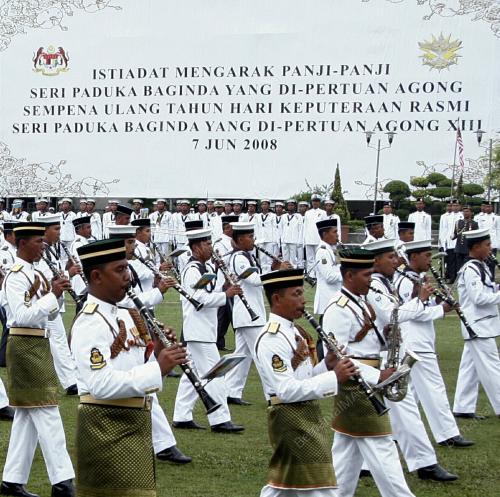 MENGARAK PANJI-PANJI