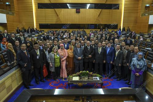 KL04_08122018_SEMINAR_PARLIMEN_BN201812055623