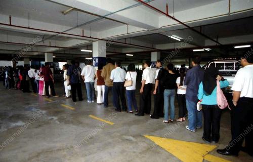 ORANG RAMAI BARIS PANJANG