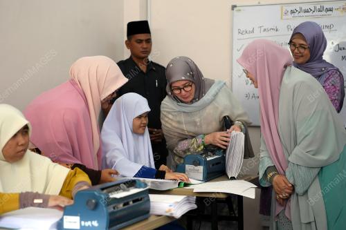 TUNKU AZIZAH AMINAH MAIMUNAH ISKANDARIAH
