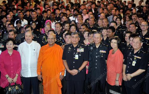 KL04_11042014_HARI_POLIS