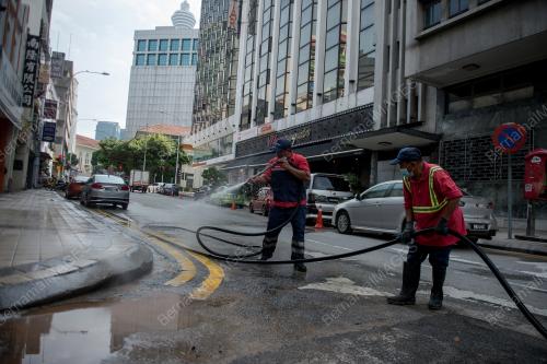 KERJA PEMBERSIHAN AKIBAT BANJIR DI KUALA LUMPUR