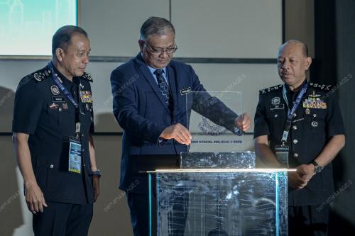 DATUK SERI DR SHAMSUL ANUAR NASARAH