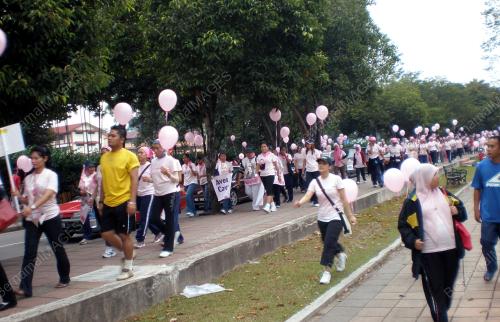 BERJALAN MENGELILINGI DUNIA UNTUK KANSER PAYUDARA 2008