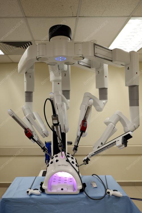 SISTEM PEMBEDAHAN ROBOTIK DA VINCI SI GENERASI KE-4