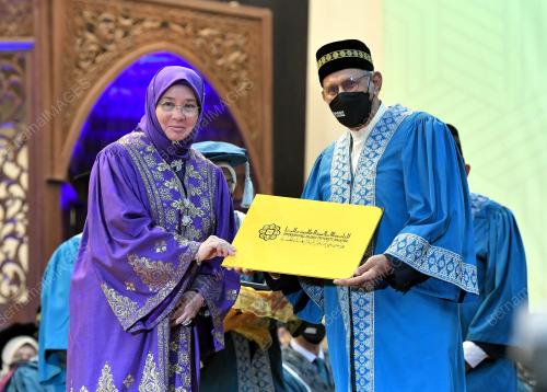 TUNKU AZIZAH AMINAH MAIMUNAH ISKANDARIAH
