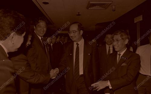 KL04_140690_SERAH_BENDERA