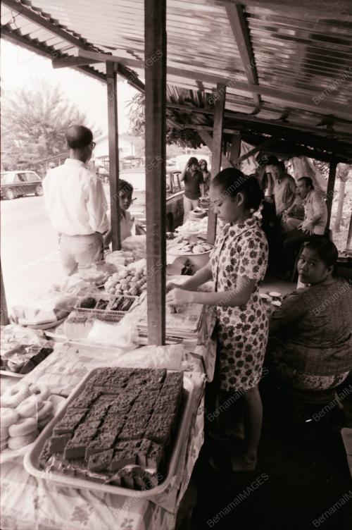 JUALAN KUIH DI BULAN PUASA