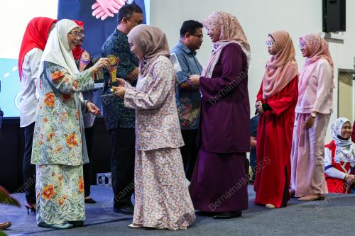 DATUK SERI DR WAN AZIZAH WAN ISMAIL