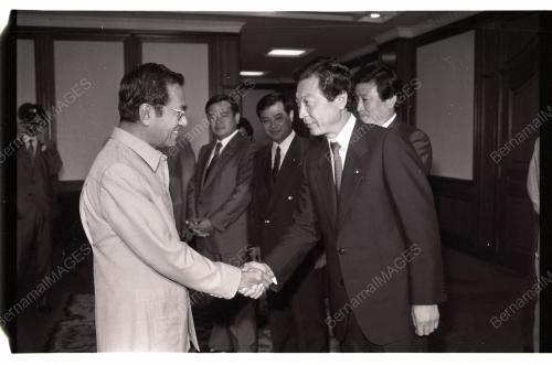 MAHATHIR MENERIMA KUNJUNGAN