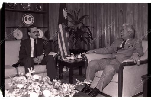 UNCHR REPRESENTATIVE CALLS ON FOREIGN MINISTER