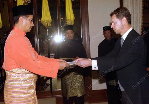 KL04_17_10_01_TIM_AGONG_WAT_16102001