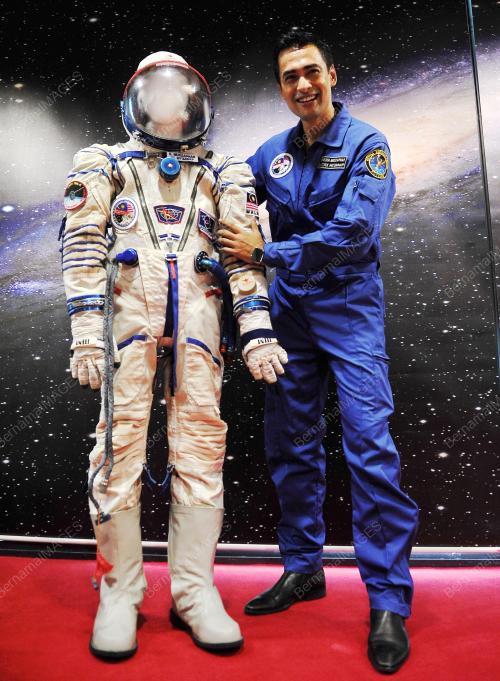 KL04_18012016_SPACE_SUIT