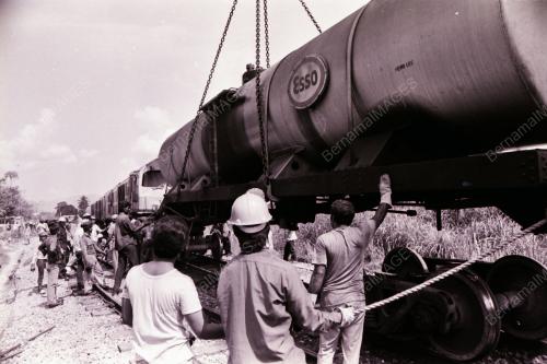 KERETAPI BARANG BERLANGGAR