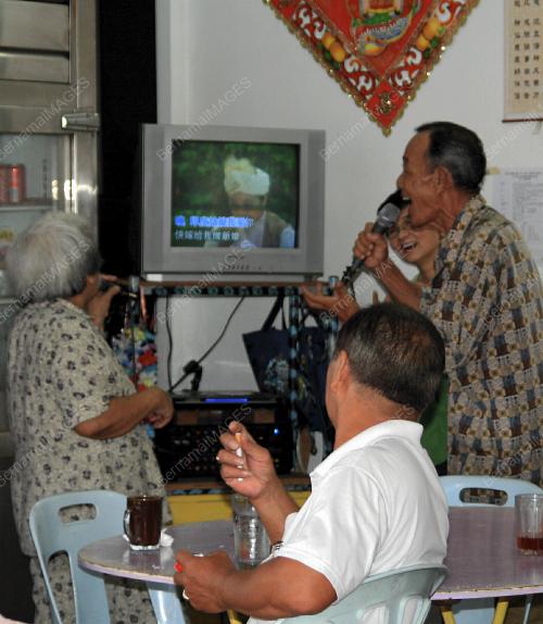 MENYANYI DENGAN CARA KARAOKE