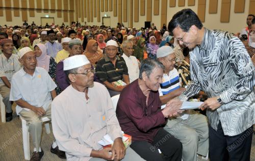 DATUK RAJA NONG CHIK ZAINAL ABIDIN