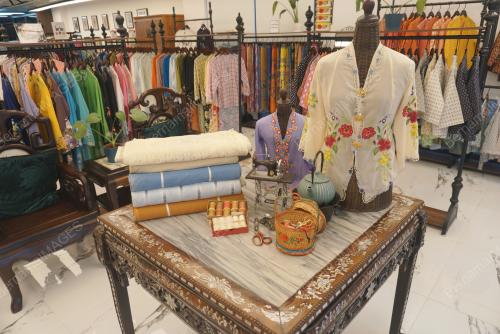 KEBAYA NYONYA