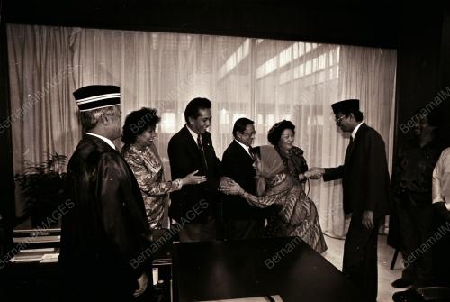 SENATOR ANGKAT SUMPAH