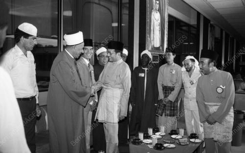 MAHATHIR BERBUKA PUASA
