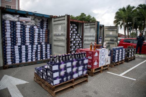 SINDIKET PENYELUDUPAN MINUMAN KERAS DI PELABUHAN KLANG