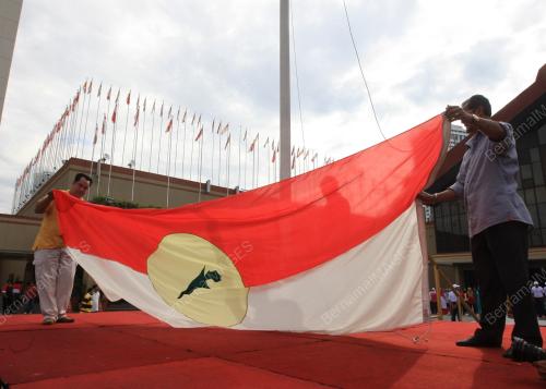 RAPTAI MENAIKAN BENDERA UMNO
