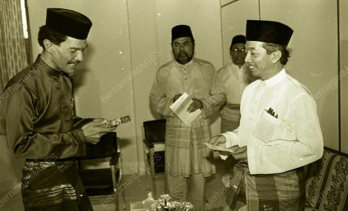 DR YUSOF NOR SAMPAIKAN BANTUAN KEPADA FAKIR MISKIN